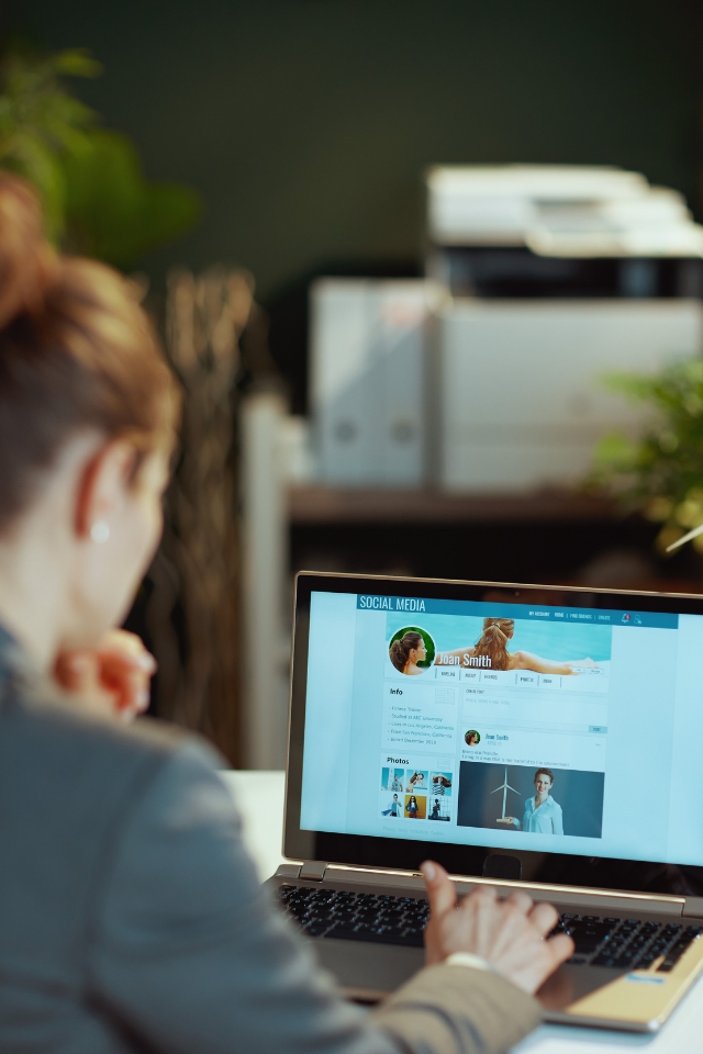 邦达跨境定制化社媒营销策略，基于品牌定位分析与目标市场洞察，精准构建用户画像与内容矩阵，通过数据驱动策略提升全球化品牌曝光度与市场渗透率，赋能企业高效建立海外用户基础及长效增长路径