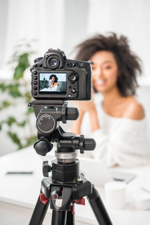 邦达跨境欧美红人营销服务，整合1000+头部及腰部红人资源库，通过深度内容种草与用户心智占领策略，打造高影响力跨境品牌内容，提升产品曝光率、转化率与欧美市场可信度，构建品牌口碑与长效增长飞轮