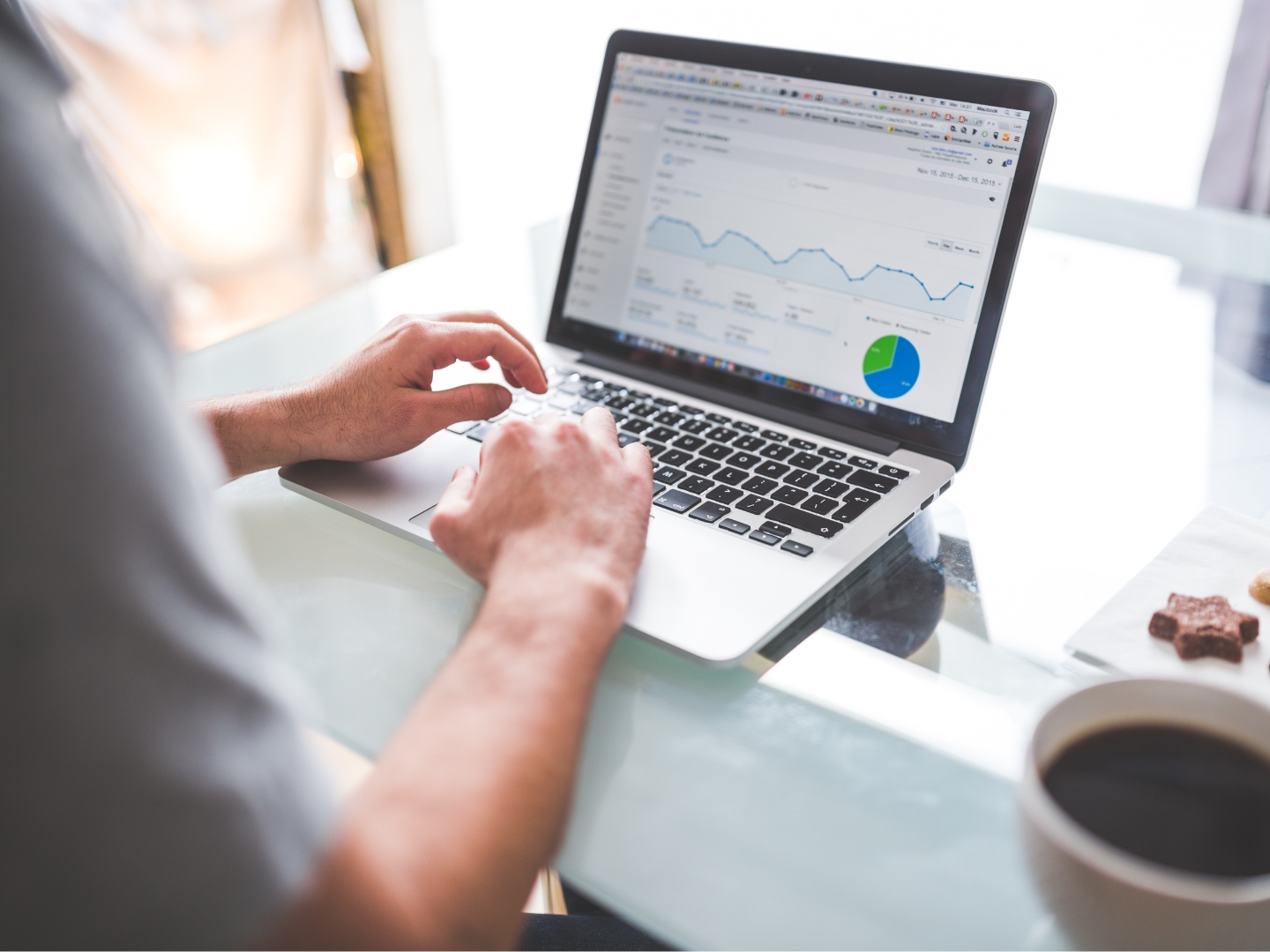 邦达跨境广告供应链协同优化服务,基于TikTok短视频热词趋势与商品点击行为分析,动态匹配达人合作模板及优化广告素材策略,同步联动物流仓储智能备货,实现广告流量转化与跨境供应链全链路协同