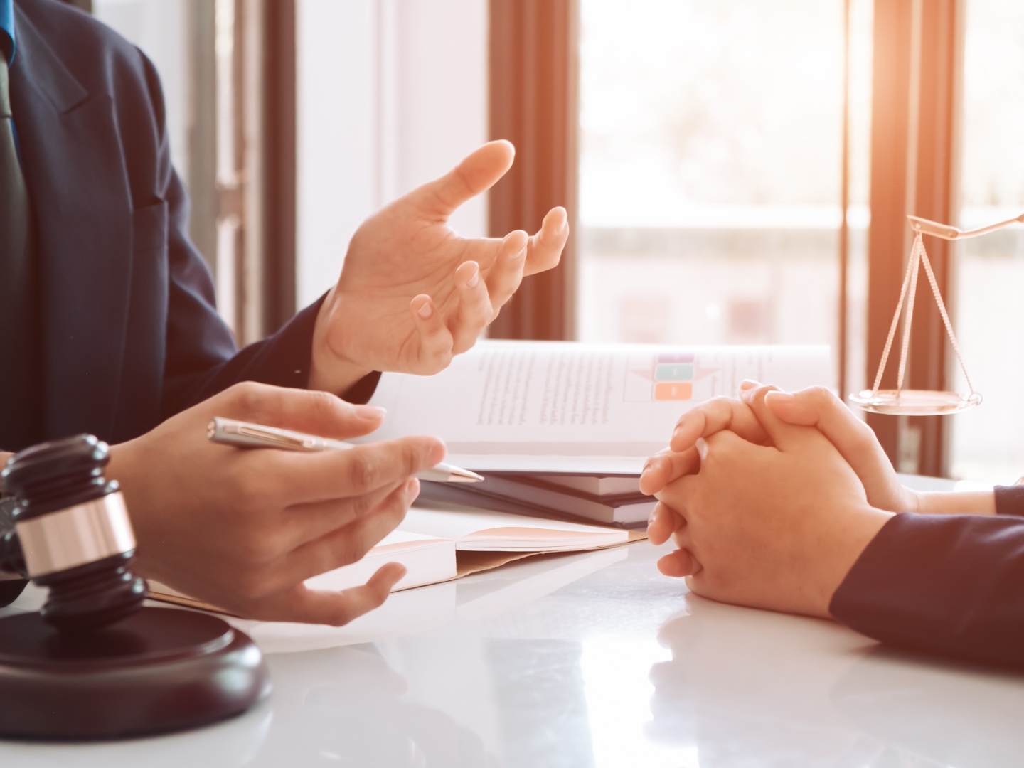 邦达跨境TikTok账户优化服务,基于平台推荐算法与流量规则,拆解热门视频设计公式及高转化话题标签,结合商品点击率与用户停留时长数据,定制账号视觉矩阵搭建到内容脚本全链路方案,提升自然流量与转化率